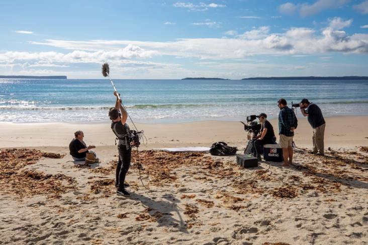 A group of people on a beach

Description automatically generated