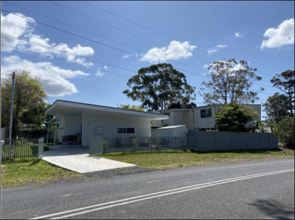 A house with a fence and grass by the road

AI-generated content may be incorrect.
